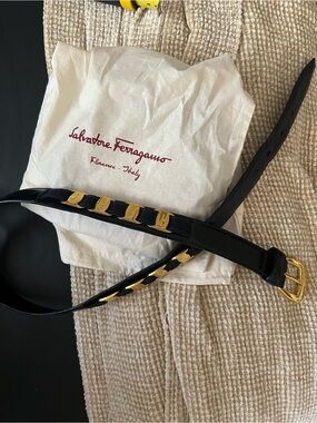 🦊😍SalvatoreFerragamo MidnightNavyLeather Belt w signature Gold Gancini w dustbag